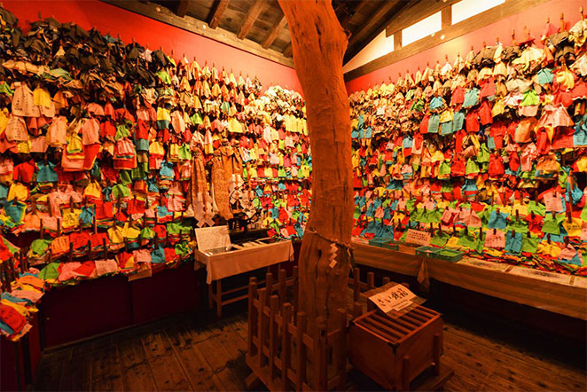 Cây thiêng Goshinboku cùng 1.000 Oshirasama xung quanh.